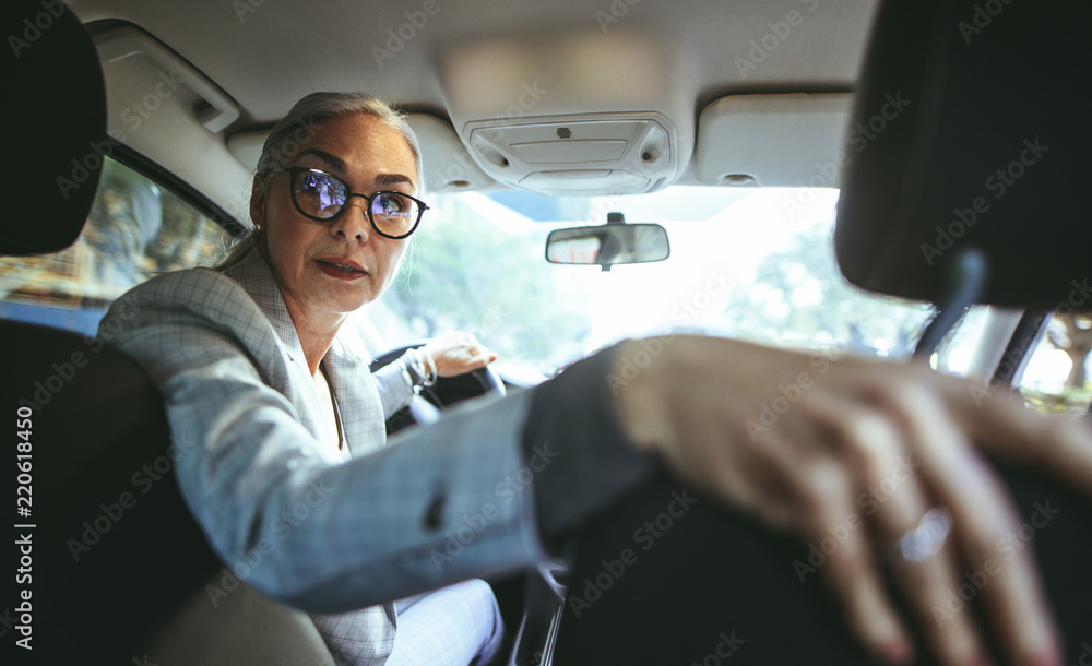 女士倒车驾驶