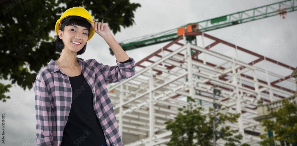 戴安全帽的女建筑师站在对面的合成图像