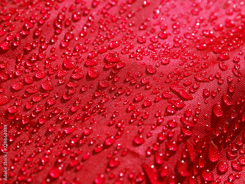 红色防水织物，水滴特写