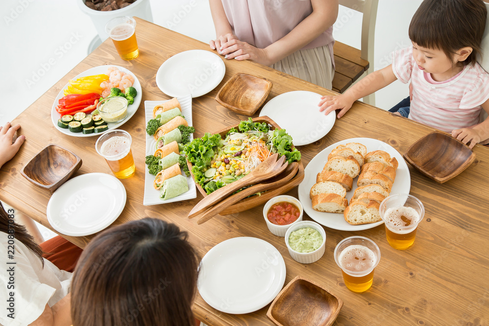 食事会をする女友達