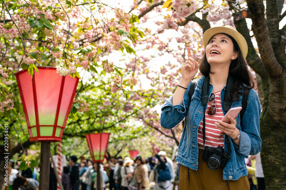 旅行女性看起来出乎意料地向上