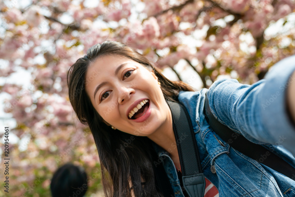 亚洲女性自拍，看起来很兴奋