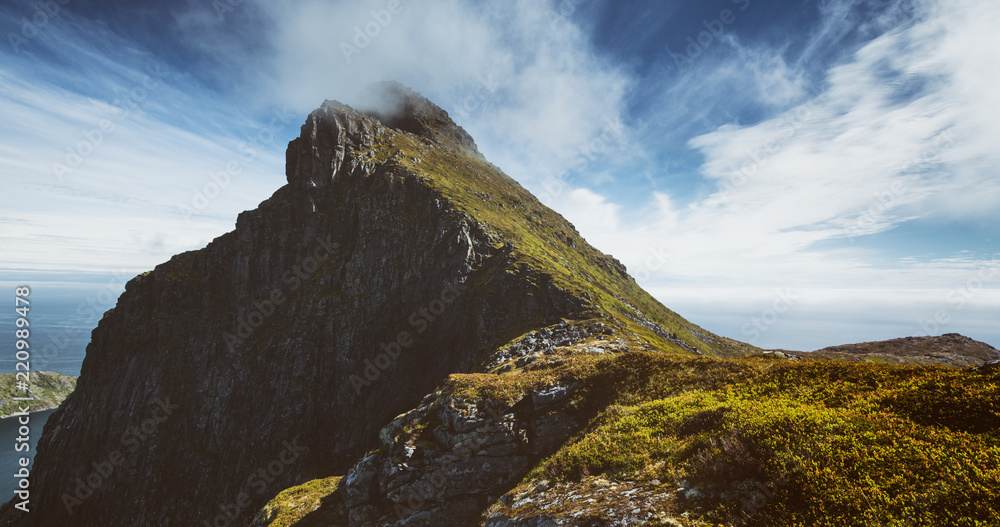 挪威罗弗滕群岛上的吉尔廷登山顶