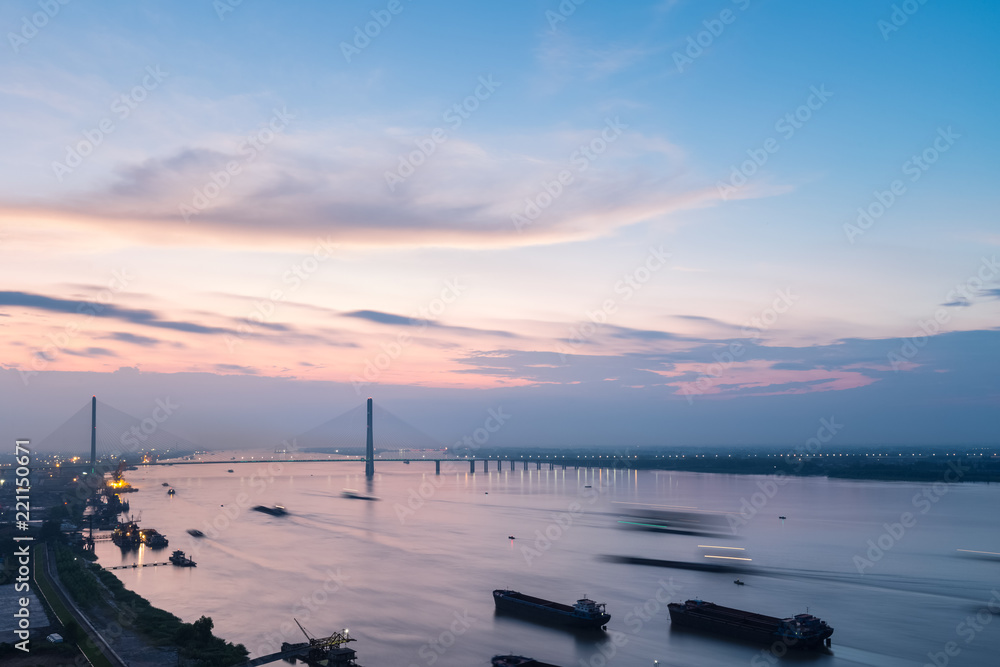 夕阳下的九江斜拉桥