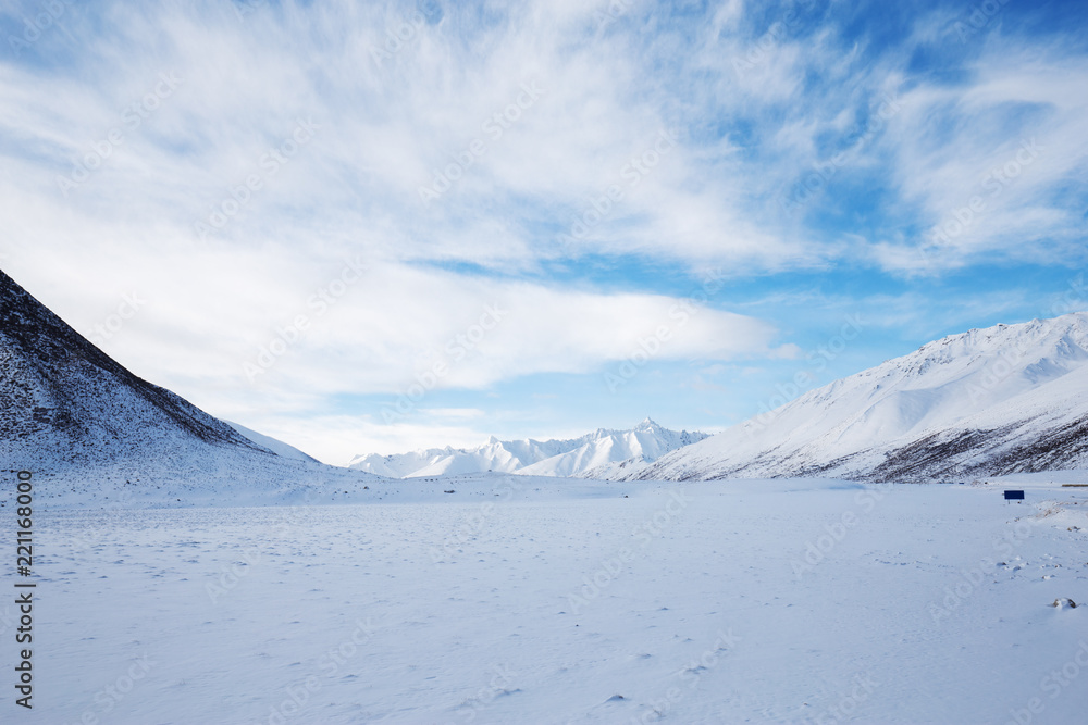 公路雪穿山