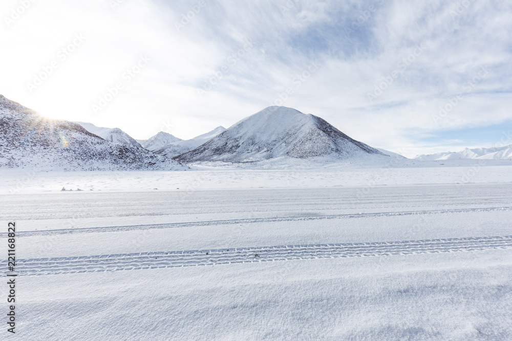 公路积雪穿山