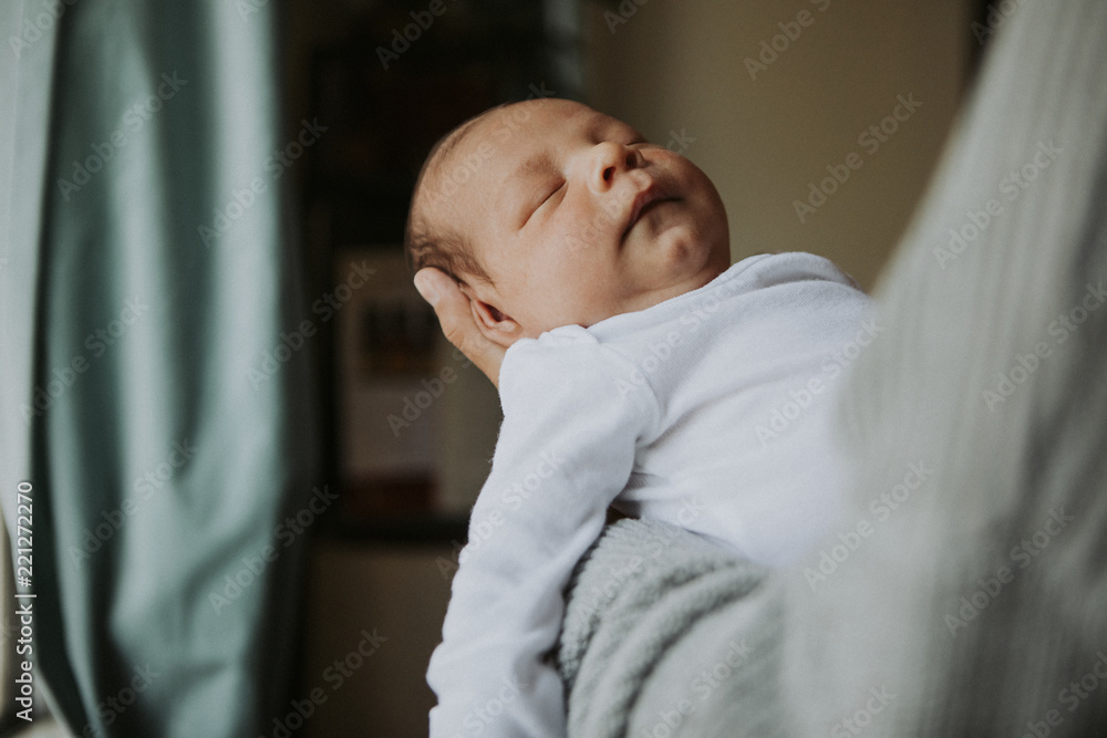 一个安静入睡的婴儿特写