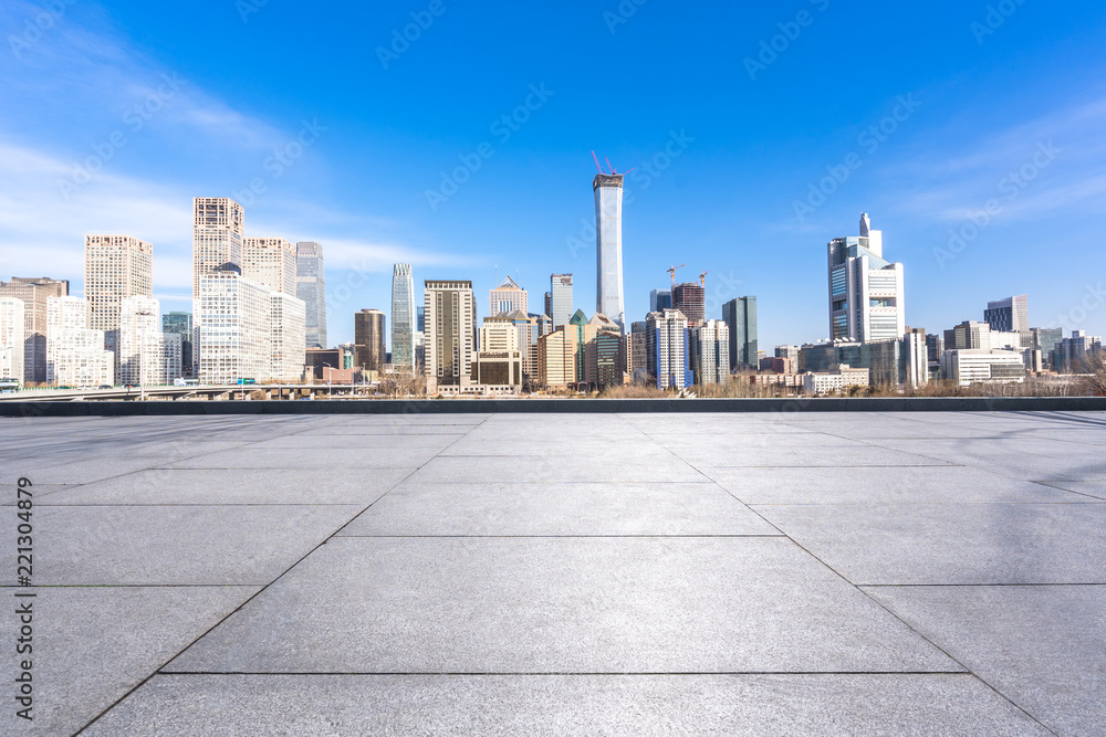 拥有城市天际线的空广场