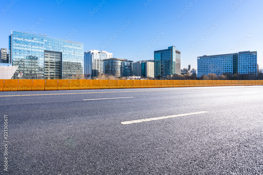 城市天际线的空柏油路