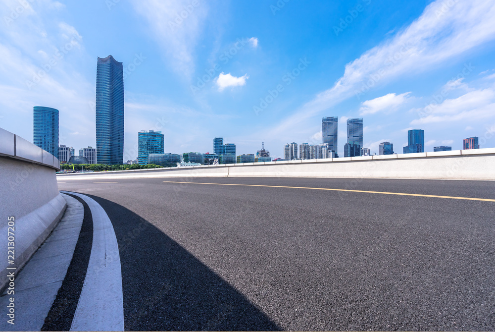 城市天际线空沥青路