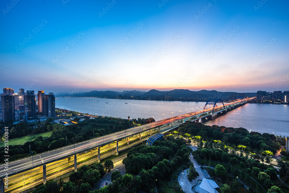 中国杭州城市天际线交通繁忙道路