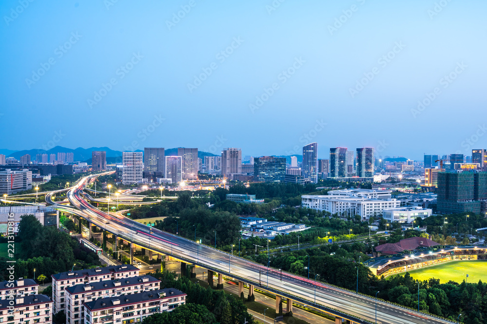 中国杭州城市天际线交通繁忙道路