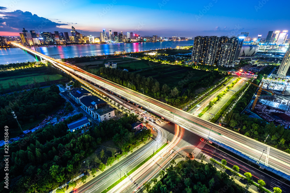 中国杭州城市天际线繁忙的交通道路