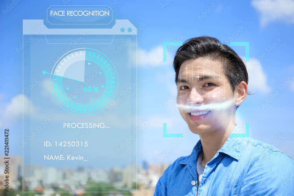 年轻人使用人脸识别