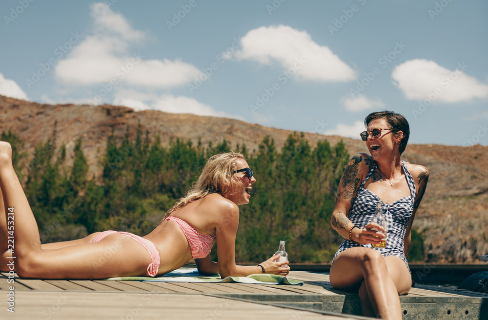 度假的女人在湖边玩得很开心