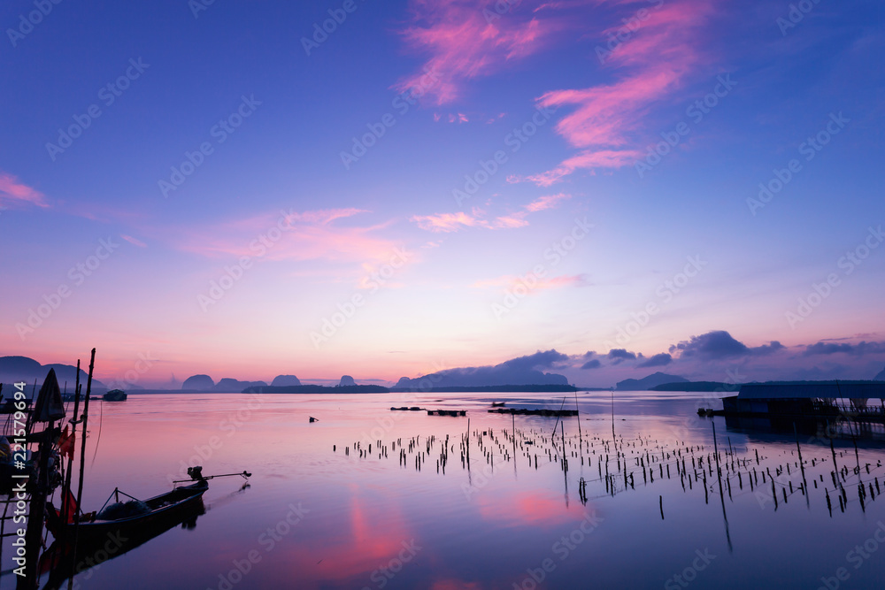 戏剧性的彩色天空海景的长曝光图像，日落或日出时的倒影。