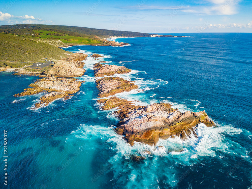 Dunsborough镇和Margaret River i镇之间Yallingup运河岩石的航拍照片