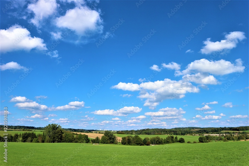 Felder - blauer Himmel - Wolken - Dorf