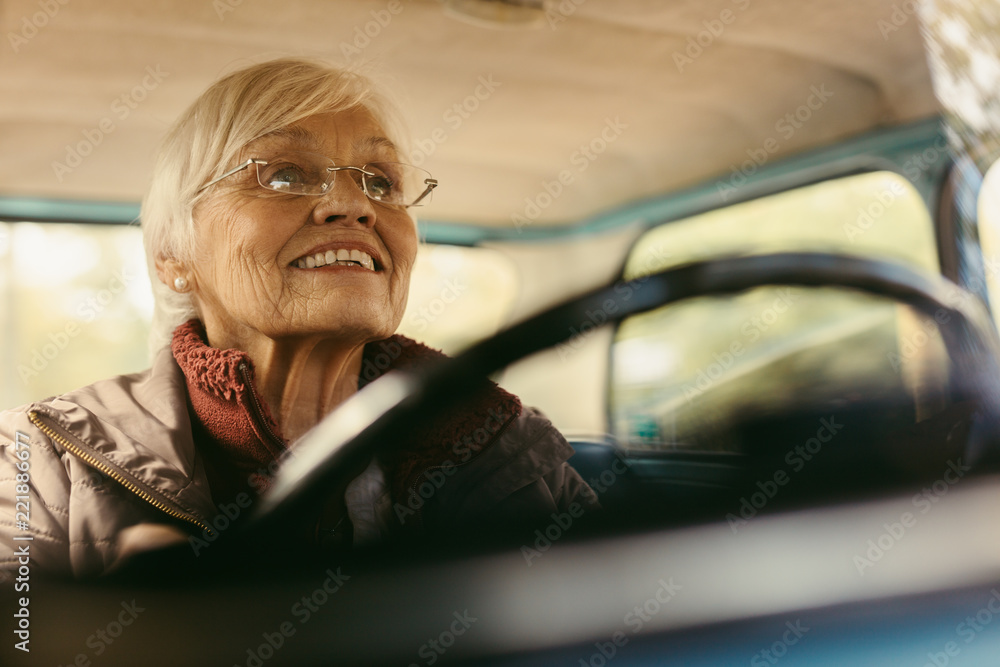 高龄女性谨慎驾驶汽车