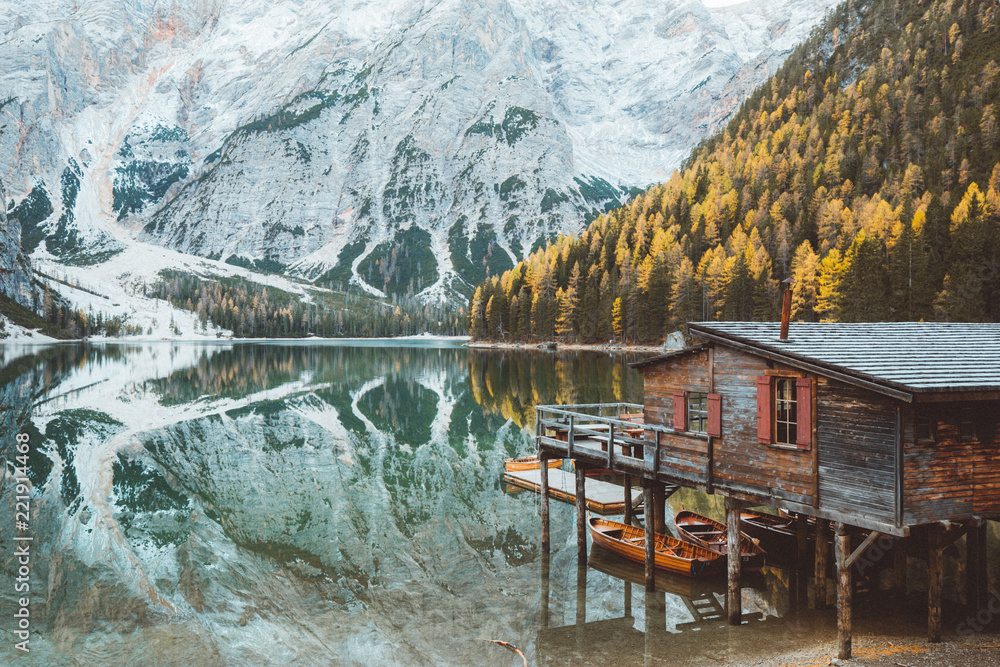 Lago di Braies in fall，Dolomites，South Tyrol，意大利南蒂罗尔州