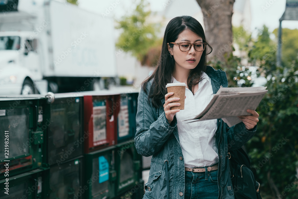 女人看报纸，看起来很严肃