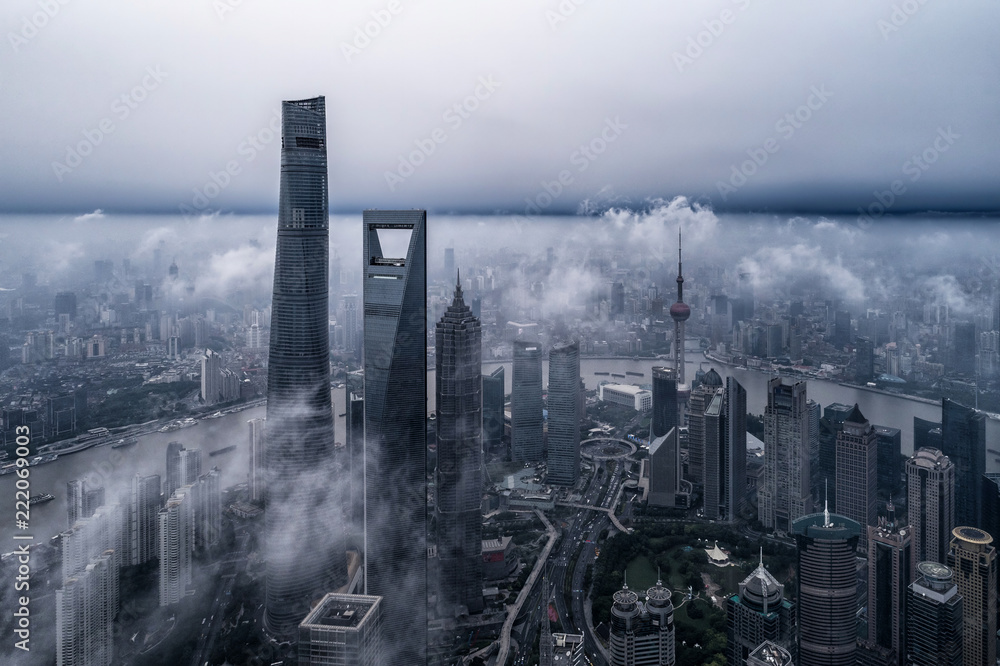 暴风雨天气下上海城市建筑鸟瞰图