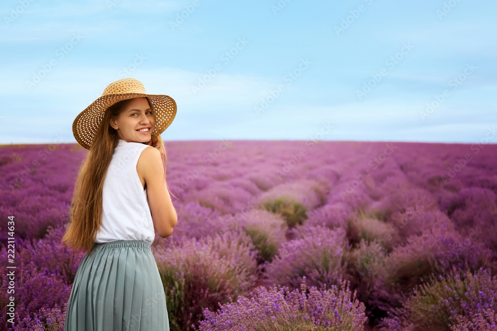 夏日薰衣草地里美丽的年轻女子