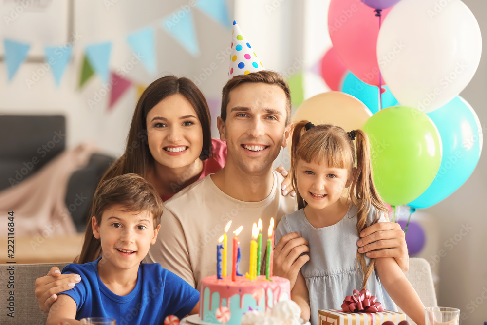 快乐的一家人在餐桌上用蛋糕庆祝生日