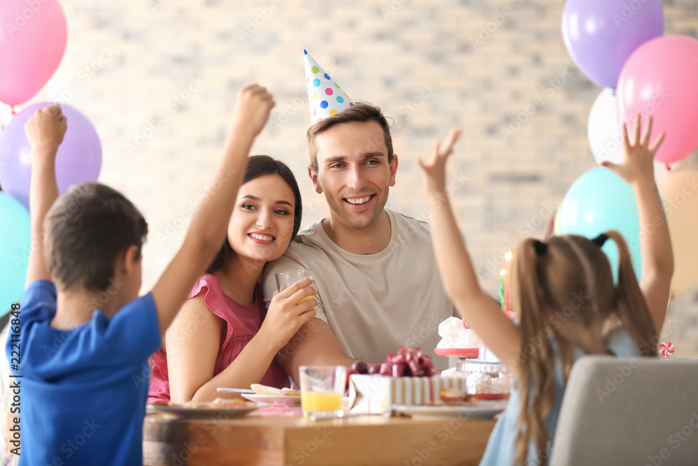 快乐的一家人在聚会上庆祝生日