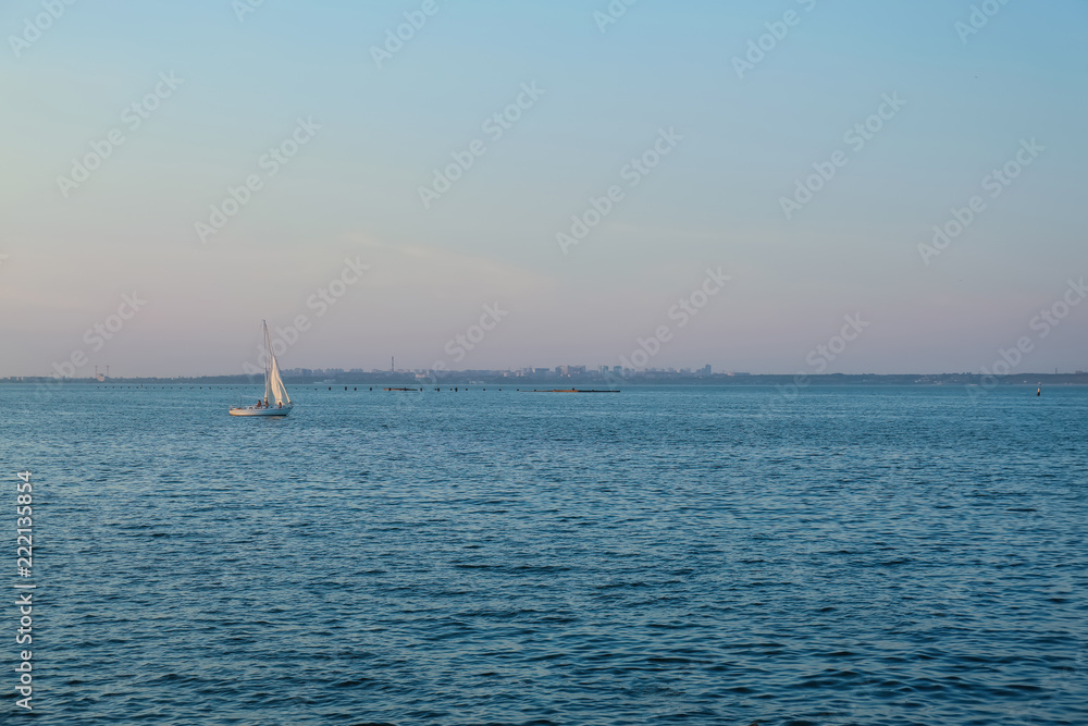 夏日有船的美丽海景