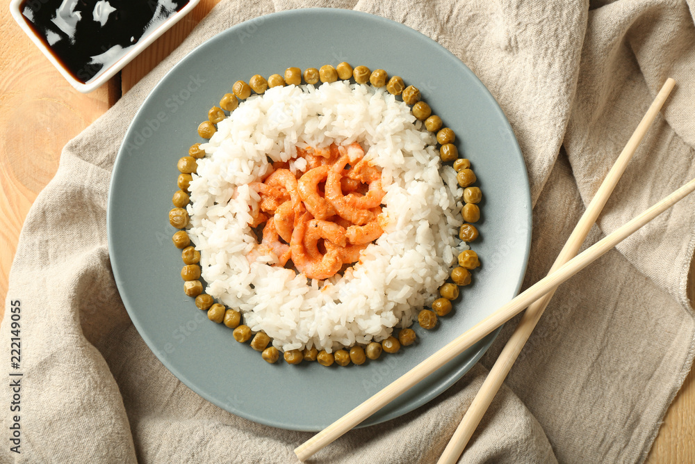 桌上有煮好的米饭、豌豆和美味的虾仁