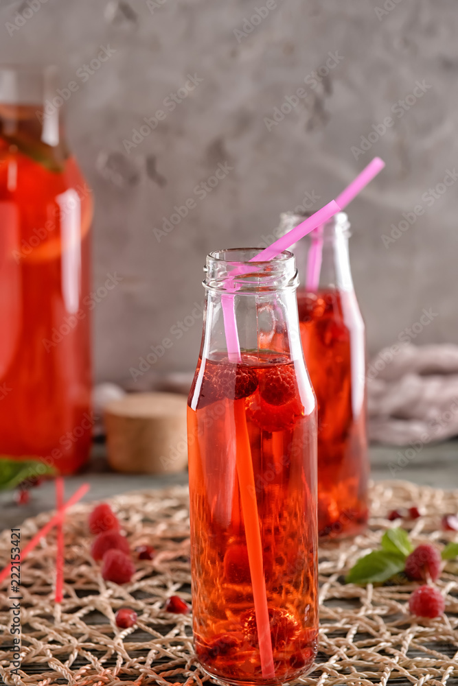 装在柳条垫上的瓶装新鲜夏季鸡尾酒