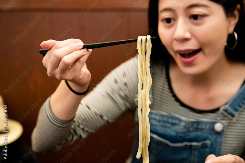 女人在店里吃日本乌冬面