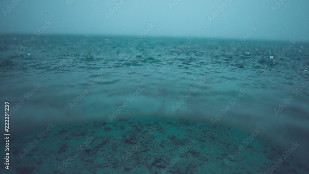 半水下：深蓝色海洋被热带暴雨困住。