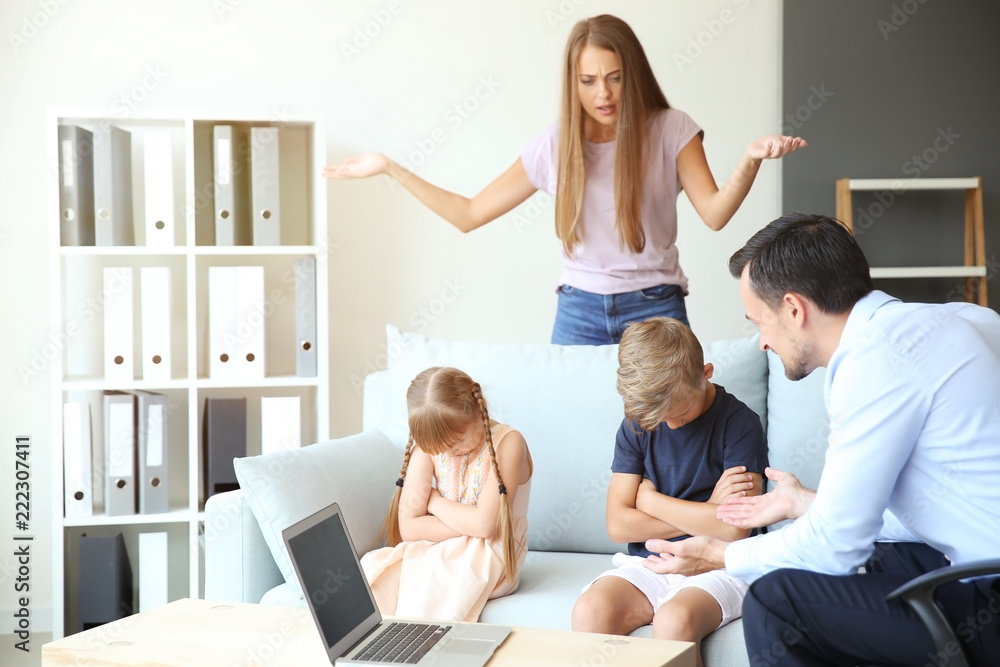 愤怒的妇女和她的孩子在学校与校长会面