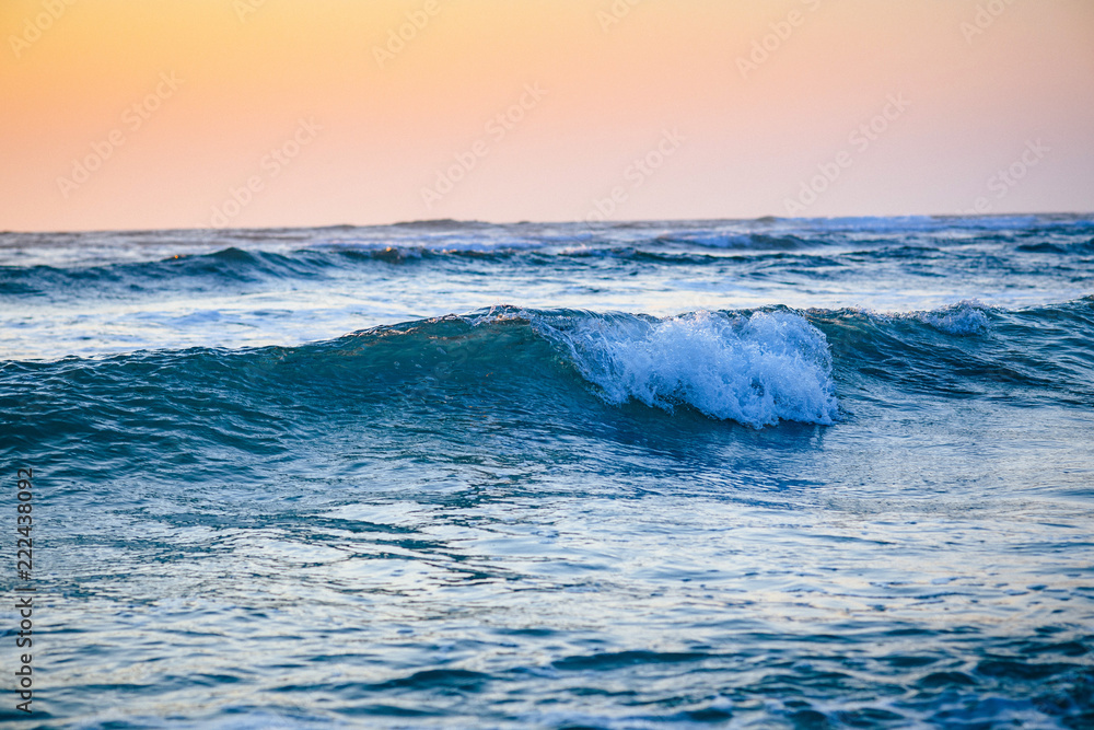 日落时分的海浪