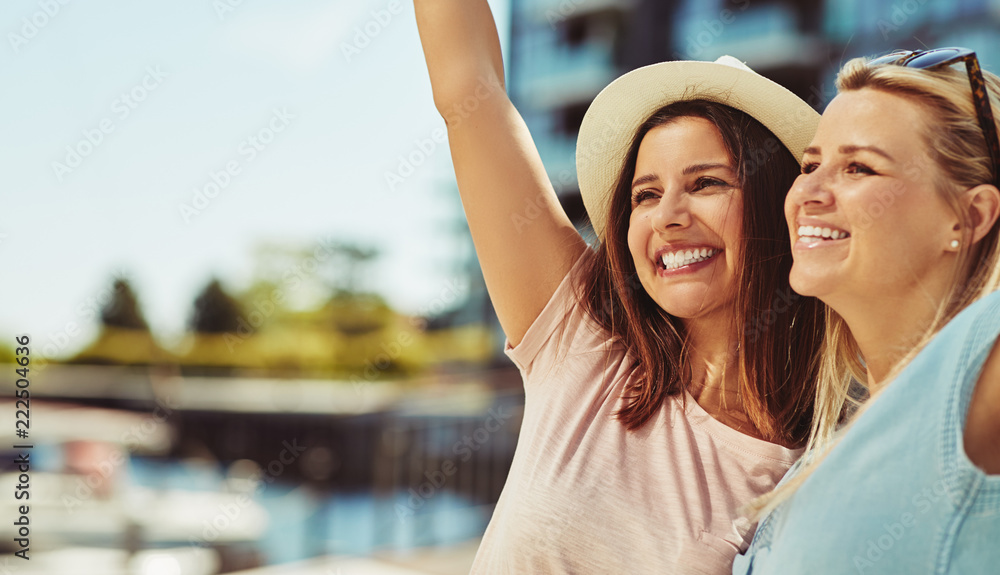 在阳光明媚的夏日，爱笑的女友们一起玩得很开心