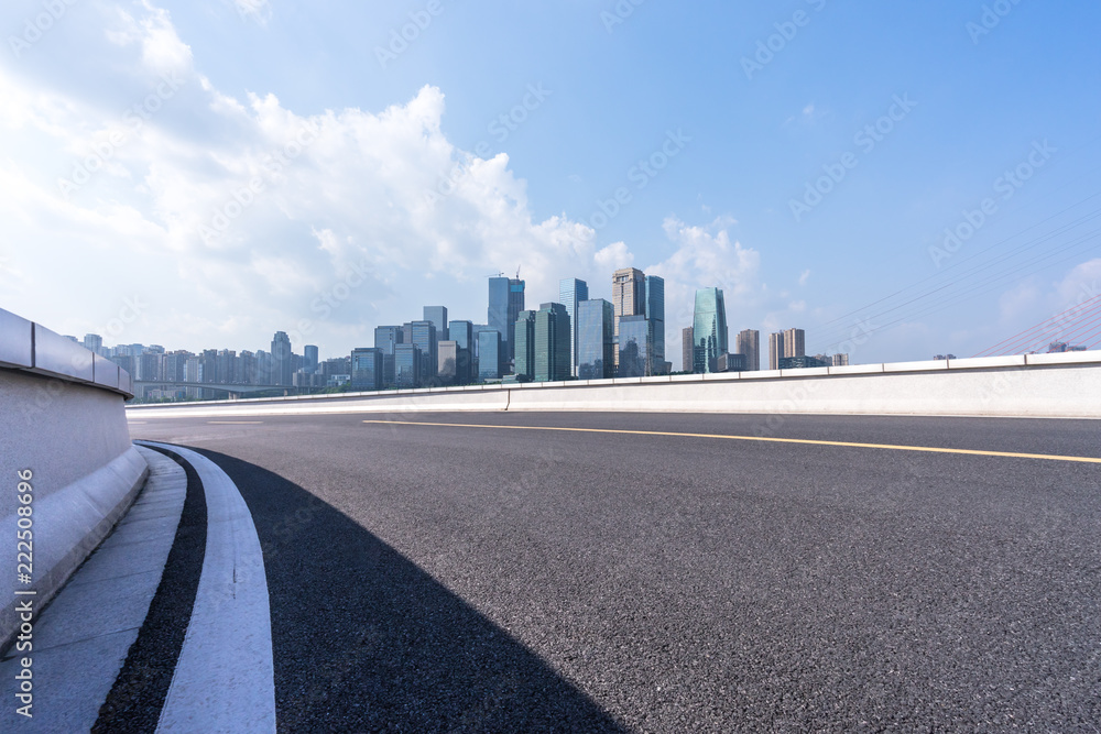 城市天际线的空柏油路