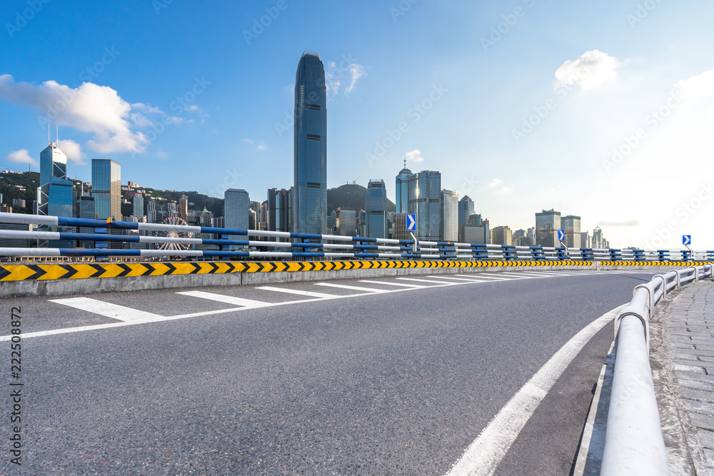 城市天际线的空柏油路