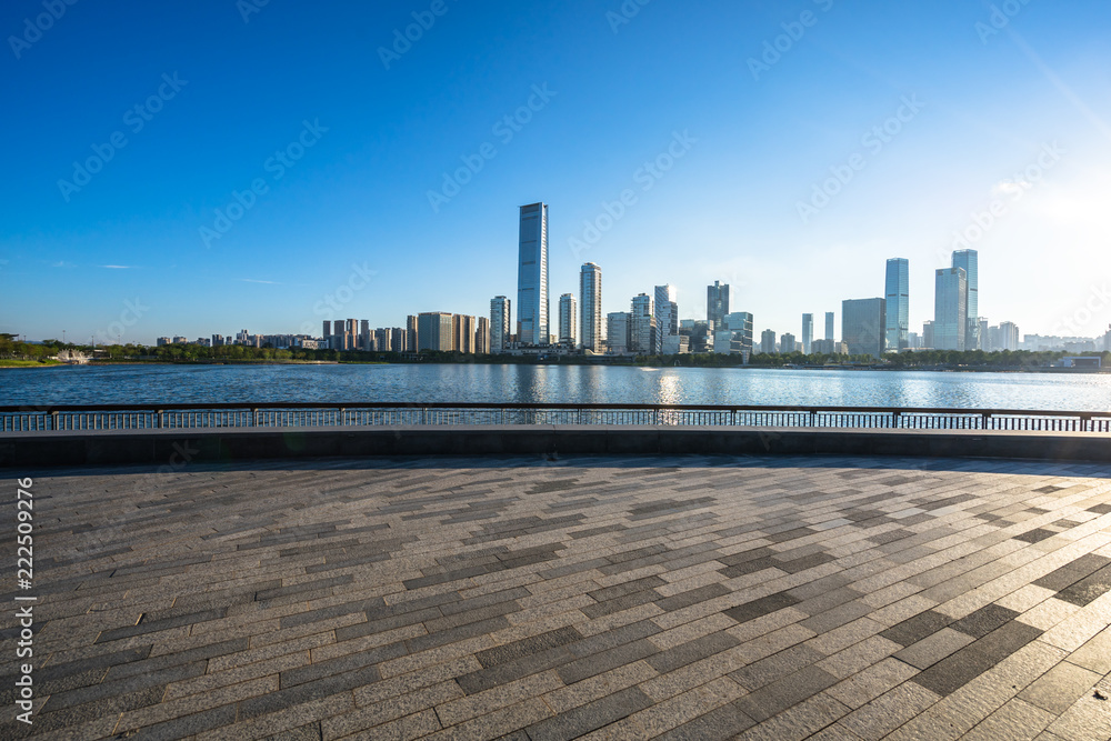 城市天际线空广场