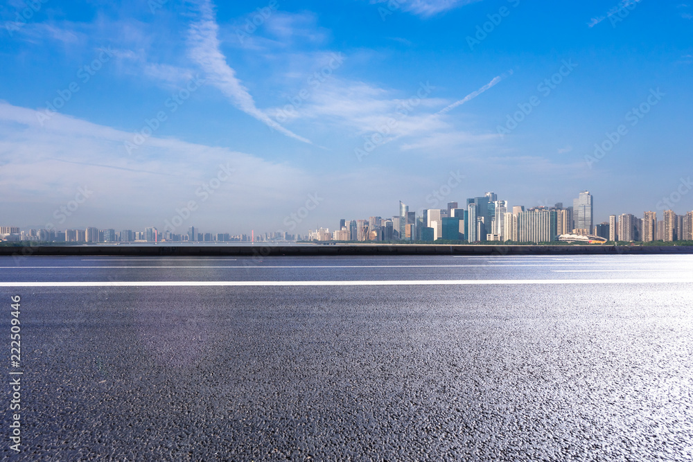 城市天际线空沥青路