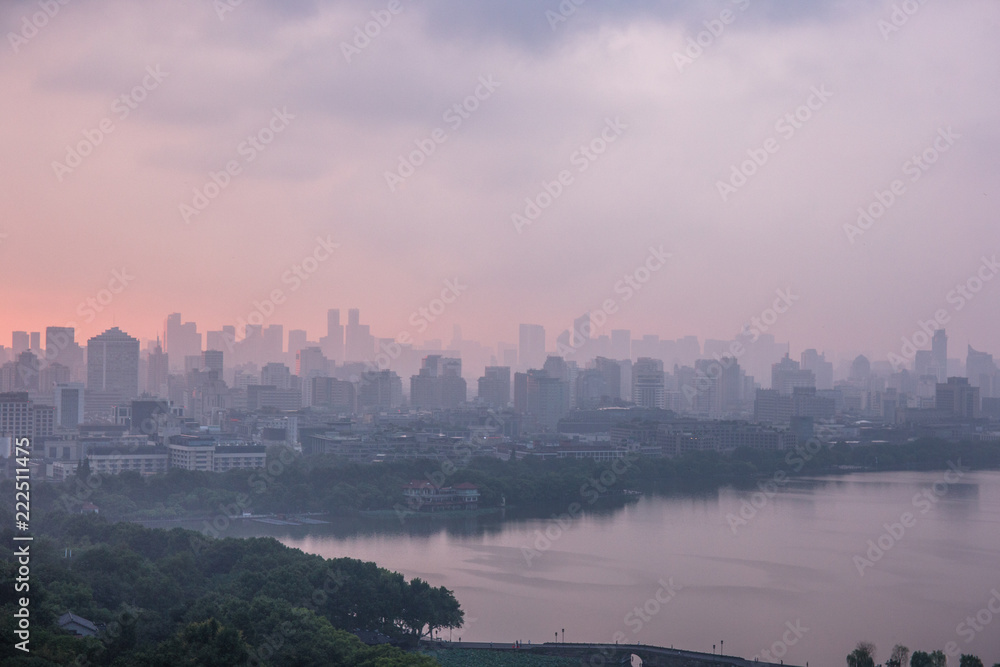 城市上空的日落