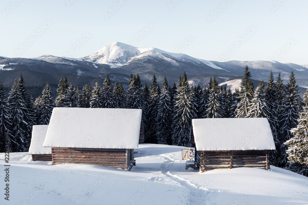 雪山木屋的奇妙冬季景观。圣诞假期概念。喀尔巴阡山