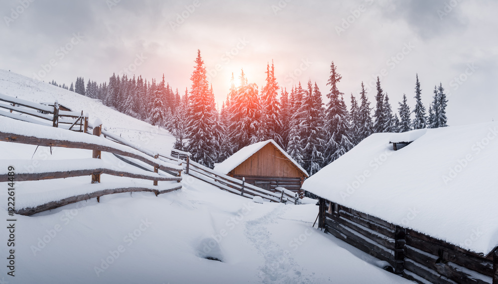 雪山木屋的奇妙冬季景观。圣诞假期概念。喀尔巴阡山