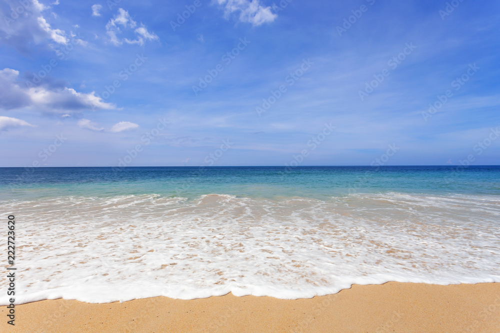 泰国普吉岛夏季美丽的热带海滩，海浪拍打着沙滩，图片