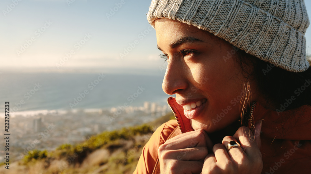 冬日从山顶欣赏海景的女人