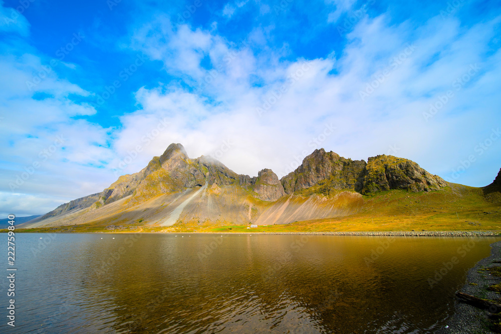 冰岛的海洋和山脉全景