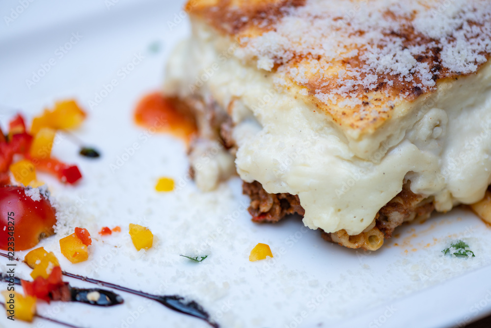 Nudel Italienisches Essen Auflauf Gratin mit Fleisch Käse und Parmesan überbacken 