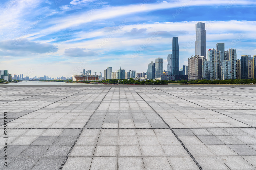 空着方形地砖的城市摩天大楼