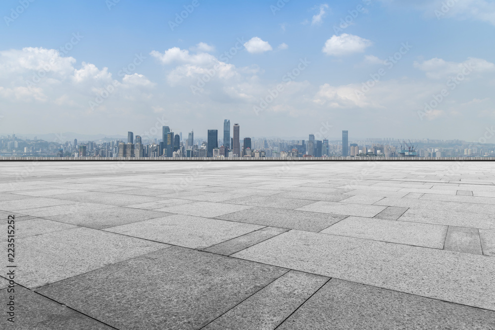 空着方形地砖的城市摩天大楼